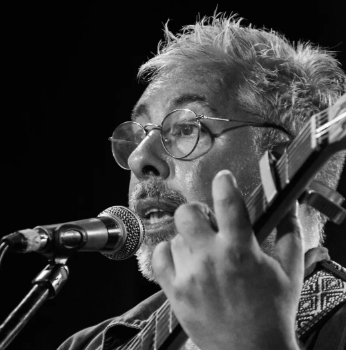 GABRIEL GOMEZ: LA CADENCIA DE LA MÚSICA POPULAR QUE NOS UNE